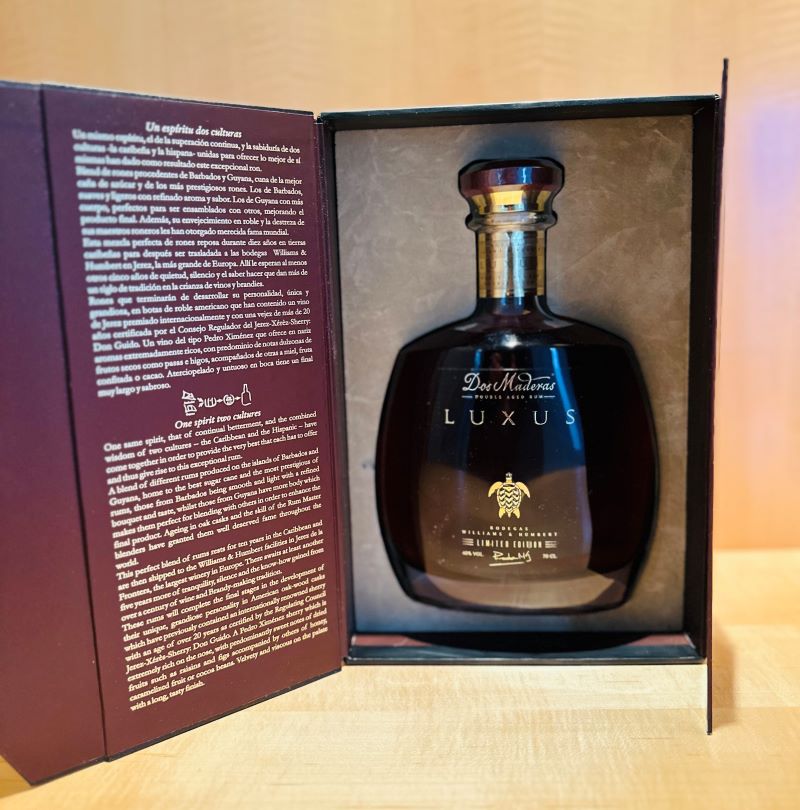 Eine Flasche Dos Maderas Luxus Rum in Geschenkverpackung.