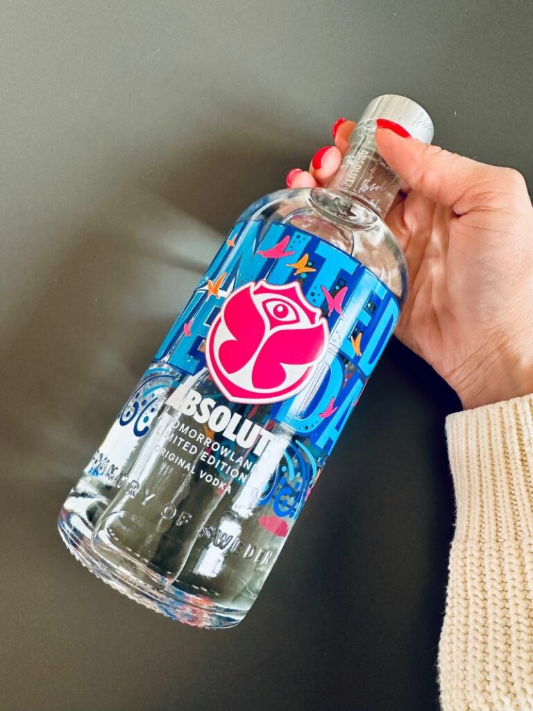 Eine Flasche des Absolut Tomorrowland 2022.