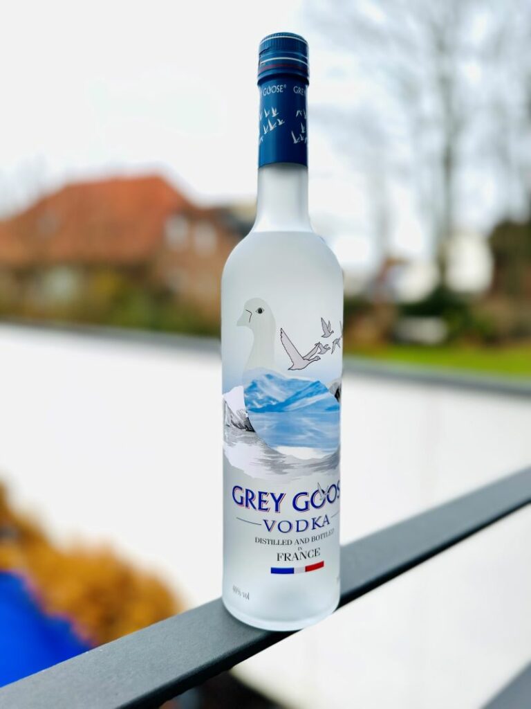 Eine Flasche Grey Goose Vodka.