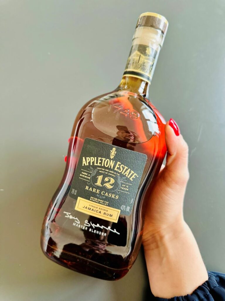 Eine Flasche des Appleton Estate 12 Years Rare Casks Rum.

