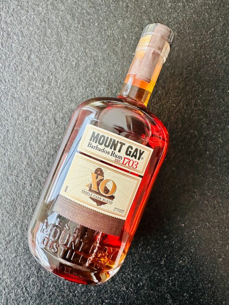 Eine Flasche Mount Gay XO Barbados Rum.