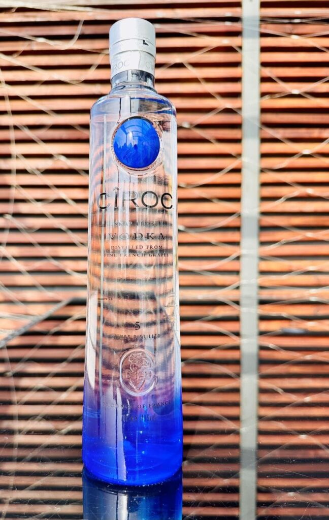 Ciroc Vodka Holzhintergrund min