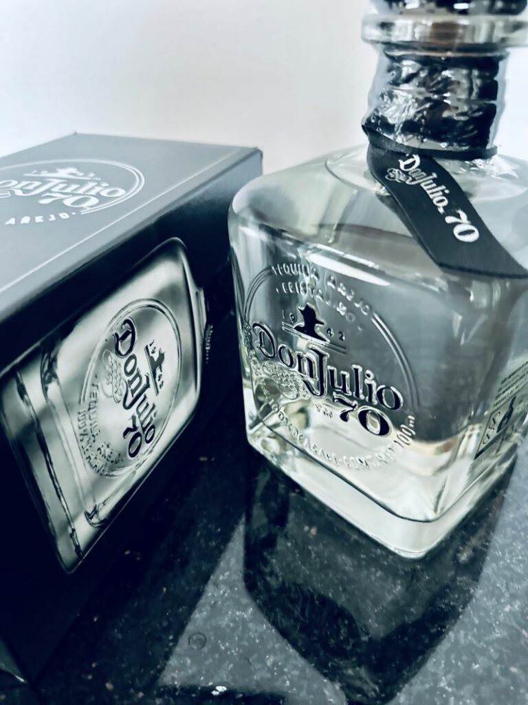 Don Julio 70 Tequila - Entdecke die Magie 1 Eine Flasche Don Julio 70 Tequila mit Geschenkverpackung.