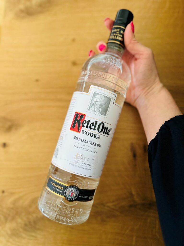 Eine Flasche Ketel One Vodka.
