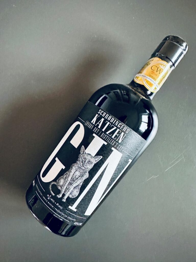 Schrödinger's Katzen Gin: Wo Wissenschaft und Genuss verschmelzen 8 Schrödinger's Katzen Gin Flasche