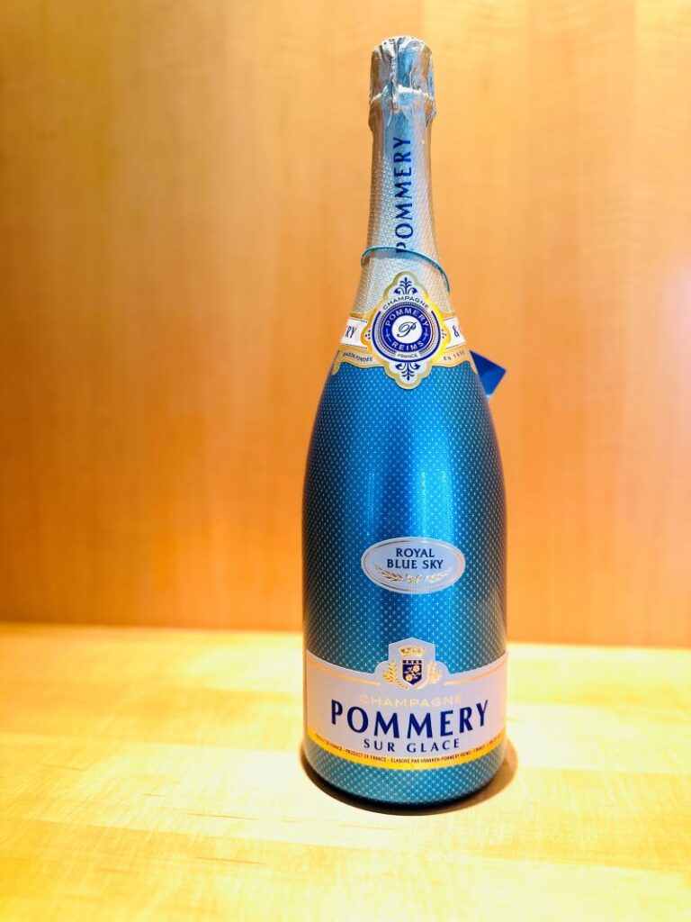 Pommery Royal Blue Sky Champagner mit Holzhintergrund
