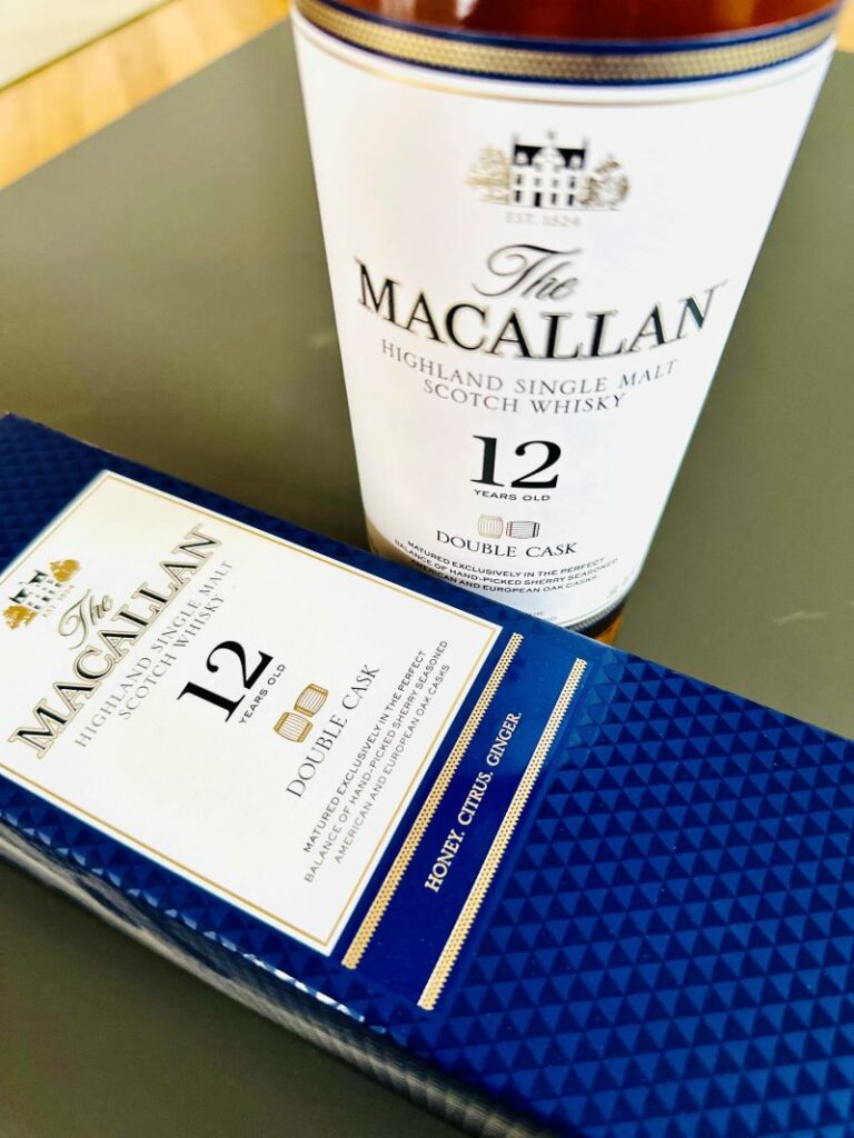 Eine Flasche The Macallan Double Cask 12 Years mit Geschenkverpackung