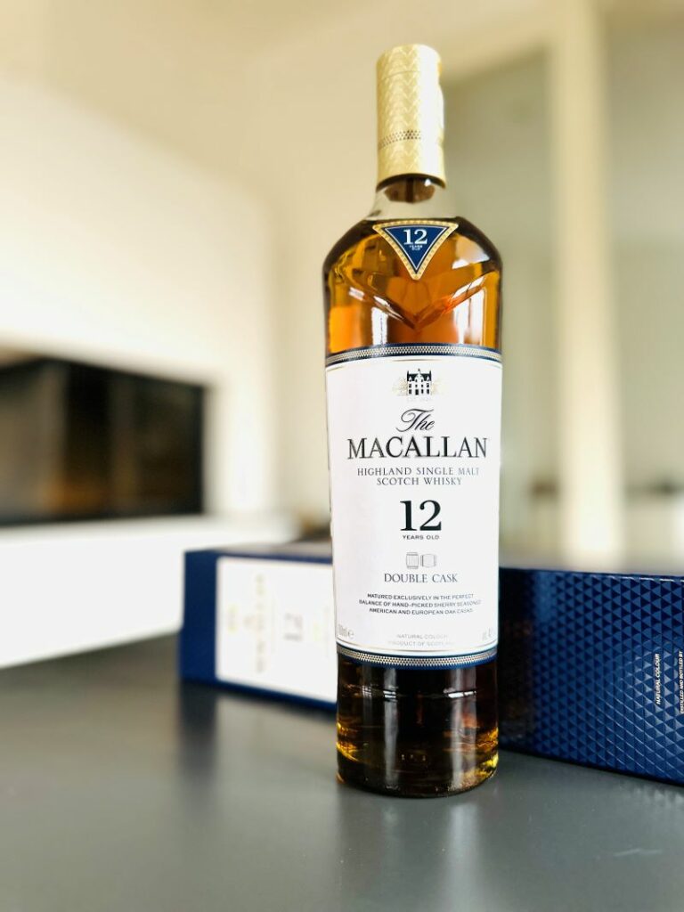 The Macallan Double Cask 12 Years - Tradition & Innovation 1 Eine Flasche The Macallan Double Cask 12 Years im Wohnzimmer.
