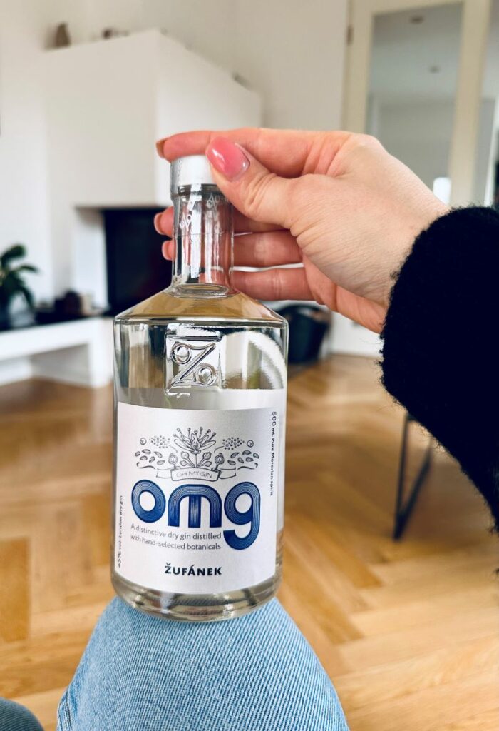 Eine Flasche OMG - Oh My Gin in einem Wohnzimmer.