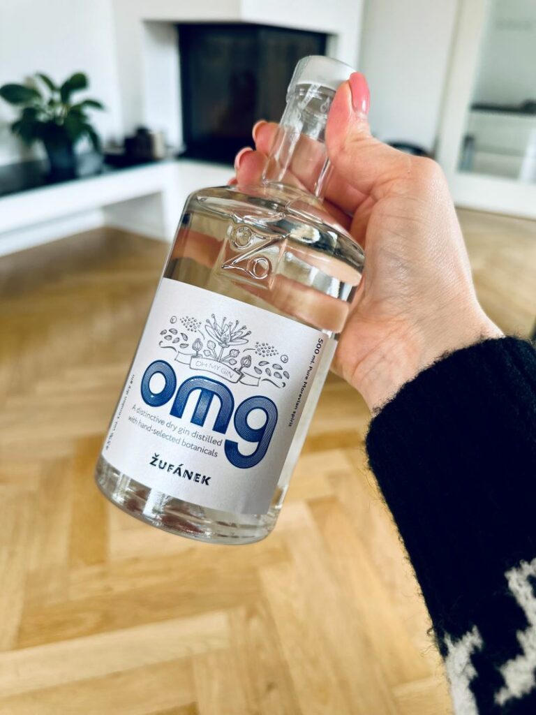 OMG - Oh My Gin - Aus Tschechien direkt ins Glas 1 Eine Flasche OMG - Oh My Gin wird in einem Wohnzimmer präsentiert.