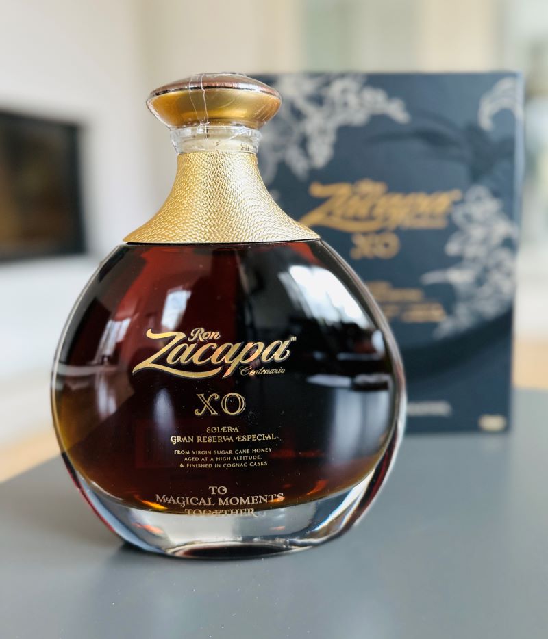 Eine Flasche Ron Zacapa XO Centenario mit der dazugehörigen Geschenkverpackung.