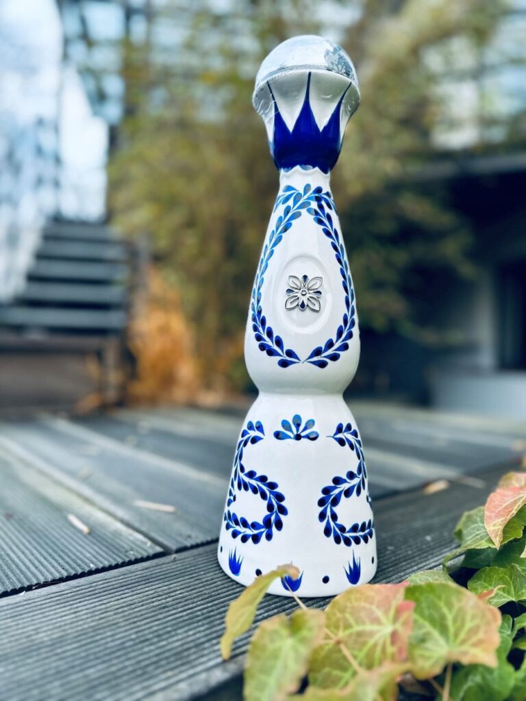 Eine Flasche Clase Azul Reposado Tequila.