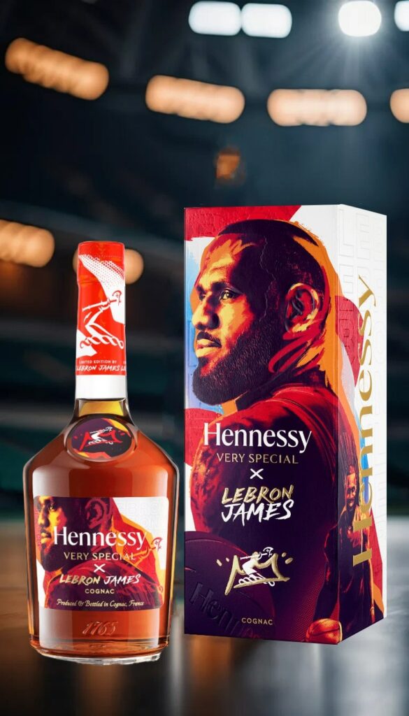 Eine Flasche Hennessy VS Limited Edition by LeBron James mit Geschenkverpackung steht in einer Basketball Halle.