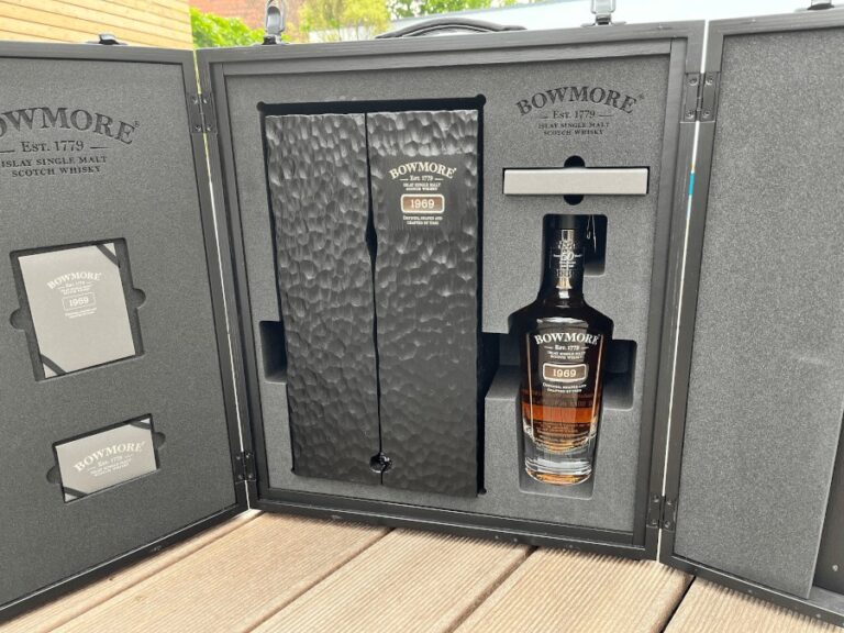 Eine Flasche des teuersten Whiskys von Bowmore.