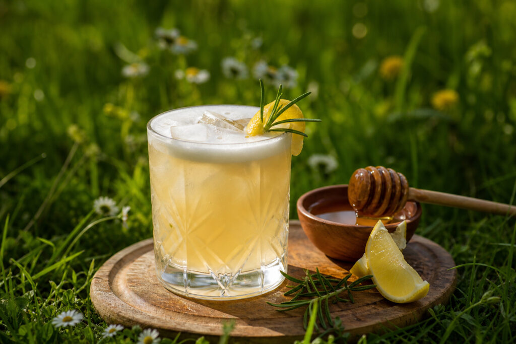Whiskey Sour - Warum Gegensätze perfekt zusammen passen 4 Ein Glas des Honey Whiskey Sour Cocktail.