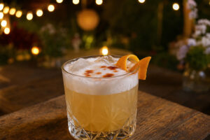 Drinksmeister 1 Ein Glas des klassischen Whiskey Sour Cocktail.