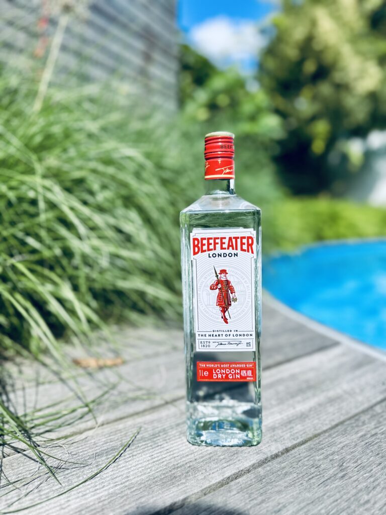 Gin Fizz - der spritzige Klassiker, der einfach immer geht 2 Eine Flasche Beefeater Gin.